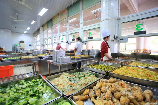 一個(gè)8千人的學(xué)校，食堂承包費(fèi)每年350萬，能賺錢嗎？老板笑而不答
